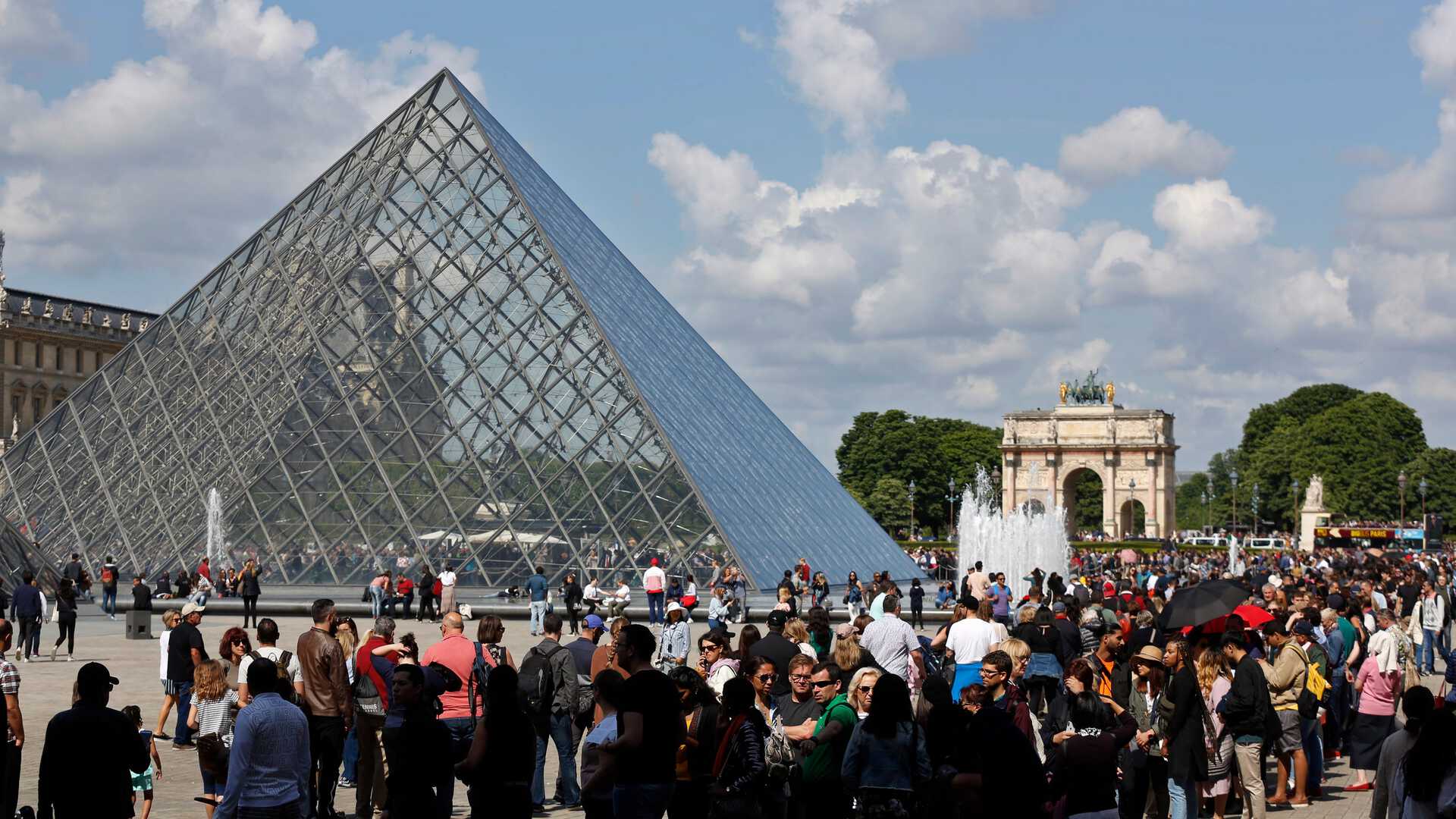 Lone lines around the Louvre May 2019 during workers strike