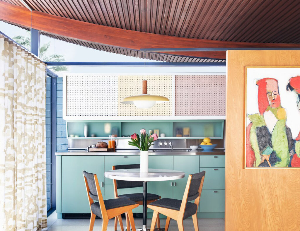 Paintings for interiors are always seen as two-dimensional but contemporary artists tend to play with the texture when creating. The contamination of new tools and artistic media has widened the consistency and variety of art in general, painting included. 