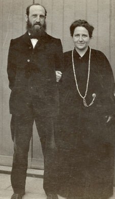 Gertrude and Leo Stein distinguished themselves as true luminaries of the culture of the time. Their Paris home soon became one of the most popular lounges for Parisian intellectuals